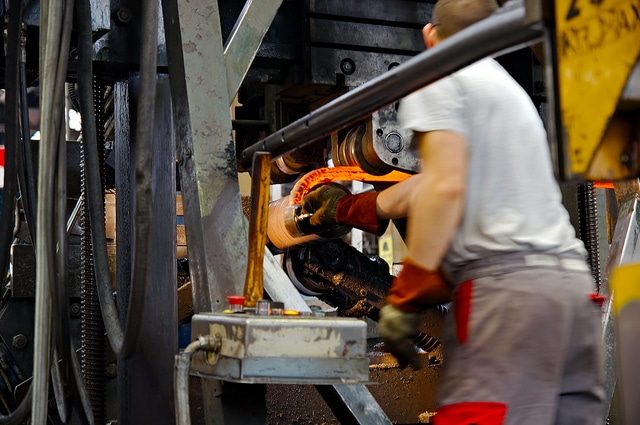 Eurozone : la croissance ralentit déjà, sans même inclure l'effet pétrole Un ouvrier travaille dans une usine