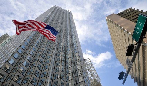 Gratte-ciel avec drapeau américain à Miami