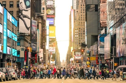 Des passants dans une rue américaine